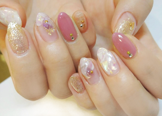 ピンクとゴールドのネイルデザイン