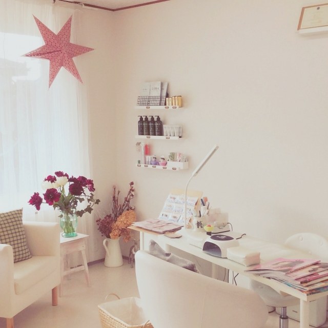 サロン内部のノルディックスタイル空間