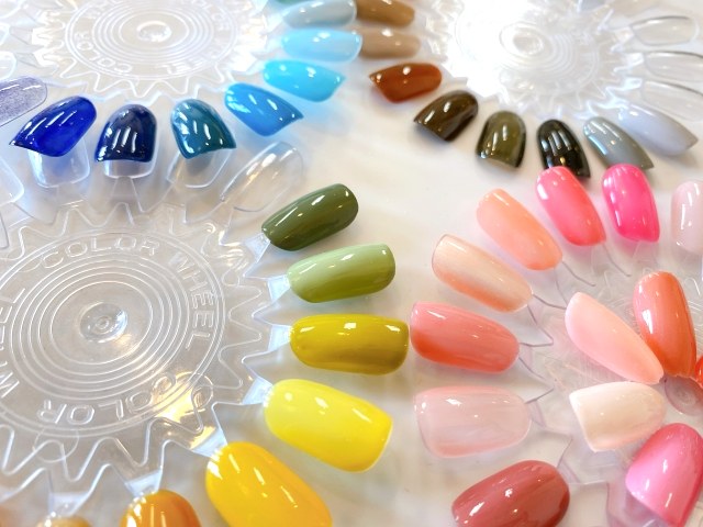 明るい窓と緑の明るい空間